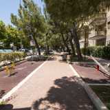 Sulla strada trova spazio anche un�area riservata ai giochi per bambini, circondata da panchine e �immacolati� cestini della spazzatura